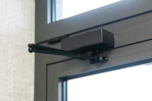 Mechanism for the automatic closing of shop doors.