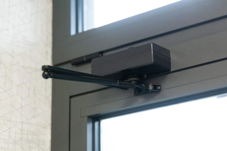 Mechanism for the automatic closing of shop doors.