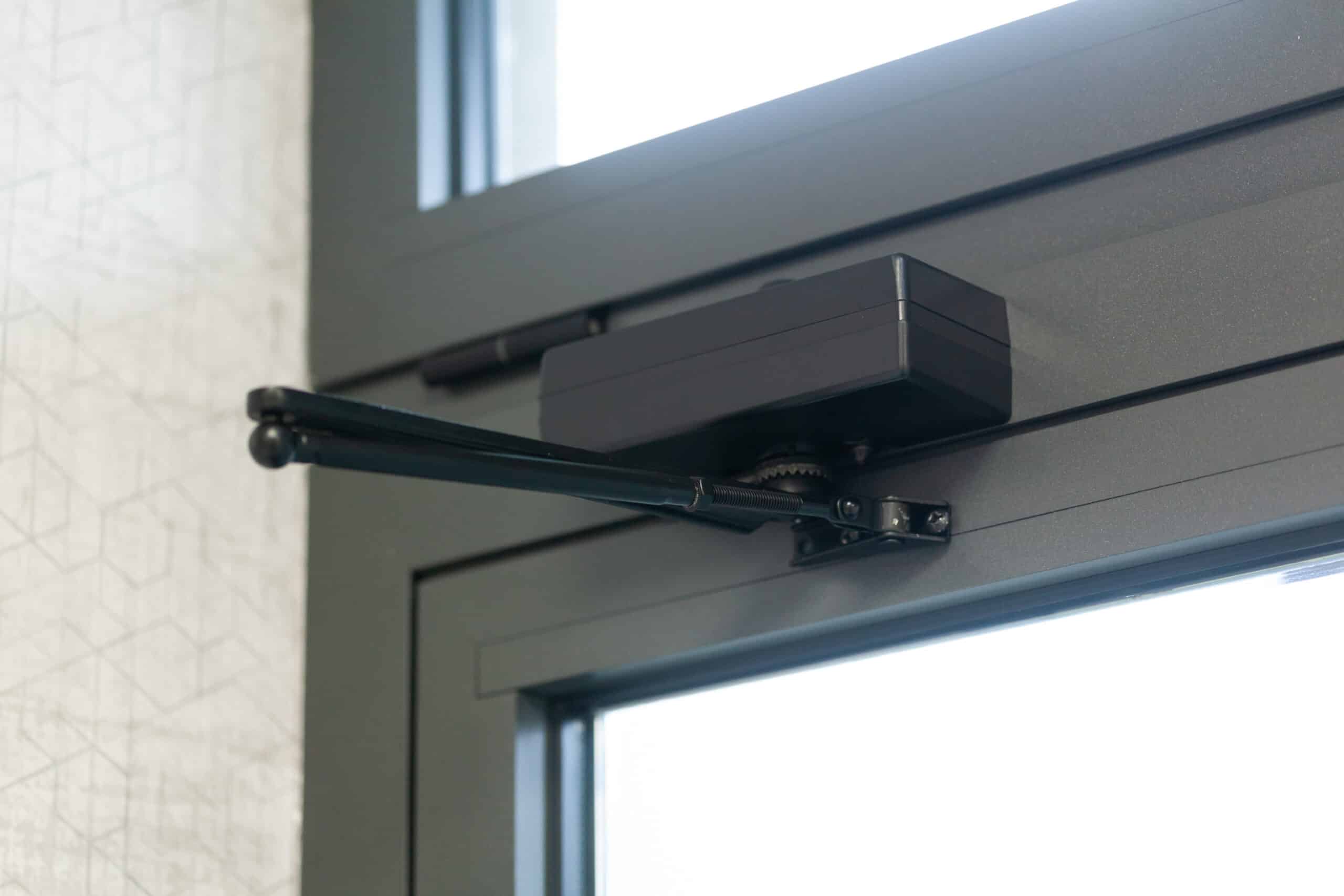 Mechanism for the automatic closing of shop doors.